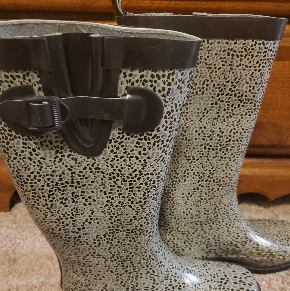 Womens size 7 rain boots